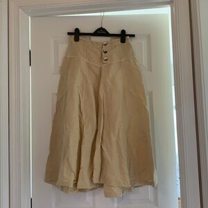Selling this beautiful creamy skirt from Zara in XS.